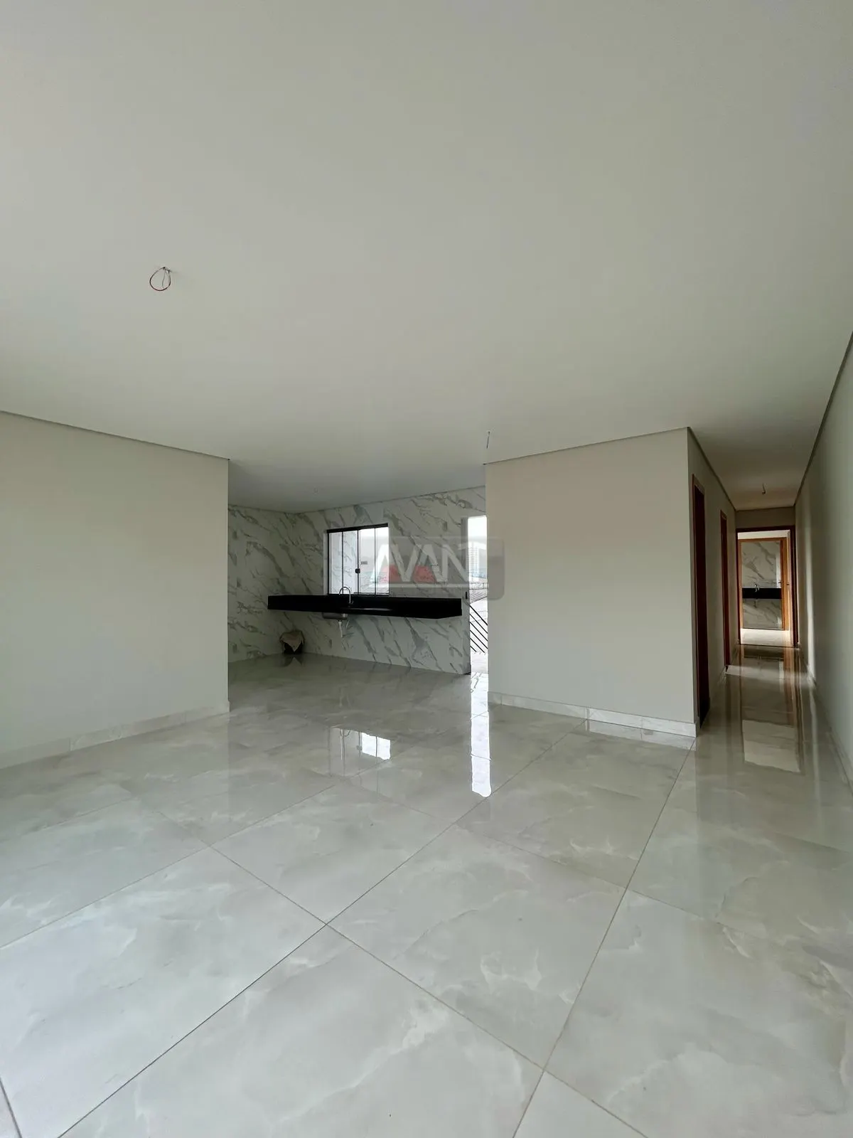 Casa com 02 quartos, uma suíte e com uma área privativa disponível no bairro nacional.